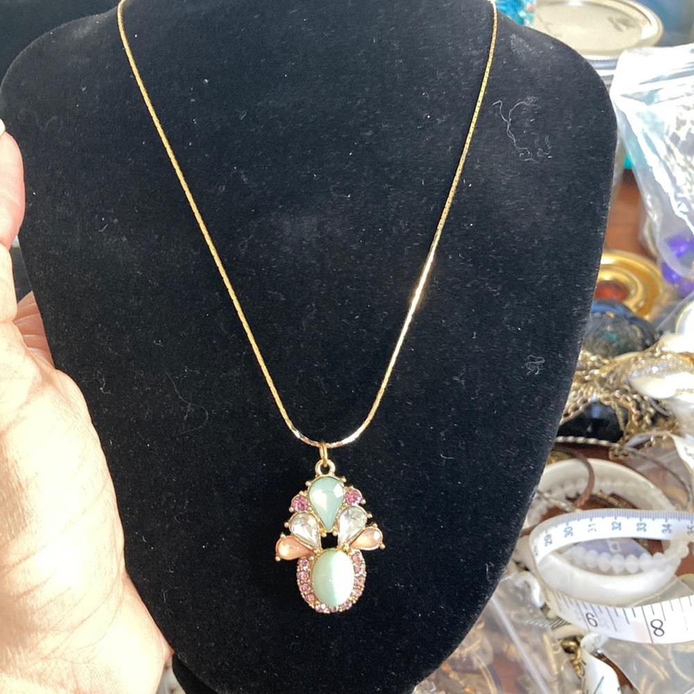 Elegant Gold and Green Pendant Necklace